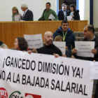 La alcaldesa y los miembros de PSOE-PAL fueron recibidos con pancartas de no al recorte salarial. JESÚS