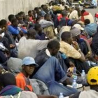 Los 120 inmigrantes que arribaron ayer en un cayuco a Playa Santiago esperan ser trasladados