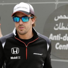 Fernando Alonso, llegando al circuito de Baréin.