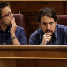 Pablo Iglesias e Íñigo Errejón en sus escaños del Congreso.