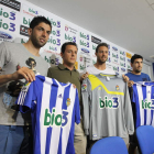Juanjo, Diego García y Óscar Ramírez posan junto al director general de la Deportiva.