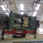 Un momento de la colocación de la prensa de troquelado en la nueva factoría de Piva Motor