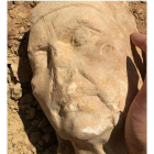 El busto supuestamente egipcio encontrado por la cantante India Martínez. TWITTER