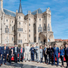 El equipo de Red Lion, junto a los tres socios y gerentes de la empresa, posan delante del Palacio de Gaudí, en Astorga.