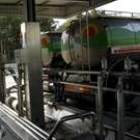 Dos camiones descargan la leche recogida en las granjas en la factoría láctea