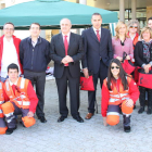 Algunos voluntarios junto con los responsables del Ayuntamiento, La Caixa y Cruz Roja.