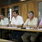 El presidente Juan Arias, en el centro, durante la asamblea celebrada ayer en el colegio Maristas