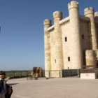 Sara Muñoz y el alcalde junto a las banderas del castillo.