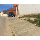 El solar de apenas 50 metros cuadrados está ubicado entre dos casas en la avenida de la Constitución, frente al consistorio. A. C.