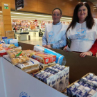 Voluntarios del Banco de Alimentos de León recogen alimentos.