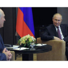 Lukashenko con Putin, durante su reunión en la ciudad balneario de Sochi. MIKHAEL KLIMENTYEV