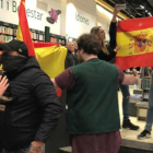 Imágenes de Twitter de los jóvenes que han irrumpido en el acto.