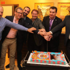 La tarta aniversario (arriba), Juan Carlos entregando un presente y la foto firmada por el ‘tridente’.