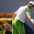 Djokovic arroja la raqueta con rabia cuando Robredo le puso en más aprietos
