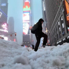 Un hombre anda por la nieve en la ciudad de Nueva York este martes tras la gran tormenta de invierno.
