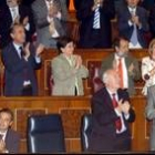 Varios diputados socialistas entre ellos el presidente del Gobierno aplauden tras la votación