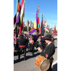 El folclore leonés acompañó a los pendones en su desfile.