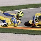 El italiano Valentino Rossi sufrió una caída en la carrera de ayer