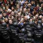 Los agentes formaron un cordón de seguridad en el colegio Ramón Llull de Barcelona. ALBERTO ESTÉVEZ