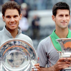 Rafael Nadal y Novak Djokovic, finalista y ganador del torneo de Roma, con sus respectivos trofeos.
