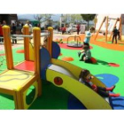 Los más pequeños estrenaron los juegos de la nueva plaza de Navarra en el barrio ponferradino.