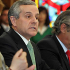 El alcalde de León, junto a los concejales de Hacienda y Personal, durante la presentación del plan de recortes del Ayuntamiento.