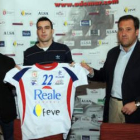 Ruesga en el centro flanqueado por el entrenador Ribera y el presidente Carlos Pollán.