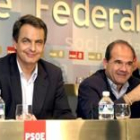 Zapatero junto a Chaves durante el comité federal del PSOE celebrado ayer en Madrid