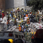 Los equipos de rescate sacan un cuerpo de un edificio derruido. SÁSHENKA GUTIÉRREZ