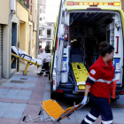 Los servicios de emergencias del 112 atienden a una persona en León. MARCIANO PÉREZ
