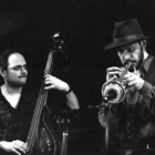 A la derecha el músico neoyorquino Jerry González