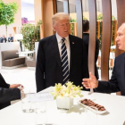 El presidente de la Comisión Europea, Jean Claude Juncker, conversa con Donald Trump y Vladimir Putin en un receso de las reuniones del G20.