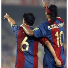 Xavi Hernández (izquierda) celebra con Ronaldinho el gol que acaba de hacer al Recre
