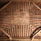El artesonado mudéjar de la iglesia de la Asunción de Villacé se encuentra en mal estado de conservación y clama por su restauración.