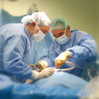 Dos cirujanos desarrollando su trabajo durante una intervención.