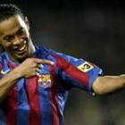Ronaldinho, con su eterna sonrisa, celebra la consecución del tanto que dio la victoria al Barcelona