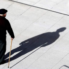 La edad media para retirarse laboralmente en España es a los 64 años cuando legalmente es a los 65 . LUIS TEJIDO