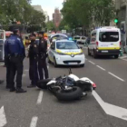 Fallecen los dos ocupantes de una moto tras un accidente con un vehículo en el centro de Madrid.
