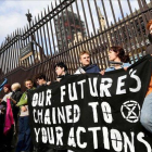 Miembros del grupo ecologista Extinction Rebellion protestan ante el Parlamento británico en Londres, el 3 de mayo.
