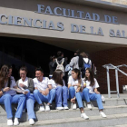 Alumnos ante la entrada del Campus de la Salud de la Universidad de León