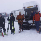 Los esquiadores llegan a la cima gracias a un vehículo oruga. CAMPOS