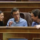 Irene Montero, Íñigo Errejón y Pablo Iglesias, ayer en el pleno del Congreso. J.J. GUILLÉN