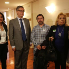 Los diputados del PP Beatriz Escudero y José Miguel Castillo con el hermano y la madre de José Couso, ayer.