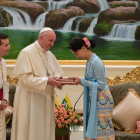 El papa Francisco con la dirigente birmana y Premio Nobel de la Paz, Aung San Suu Kyi.