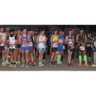 Los participantes ayer en la carrera solidaria de Villaornate se preparan para tomar la salida. DL