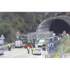 Los operarios realizan varios turnos para agilizar el remate de la reparación de las pérgolas del túnel antes de Navidad.