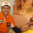 Marc Coma señala a una imagen de sus presencias en el Dakar durante su estancia en León.