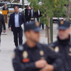 EL vicepresidente cesado de la Generalitat de Cataluña, Oriol Junqueras, a su llegada a la sede de la Audiencia Nacional donde los hoy están citados a declarar el expresidente de la Generalitat y el resto de exmiembros del Govern como imputados.