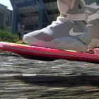 Marty patinando con sus zapatillas sobre un monopatín volador.