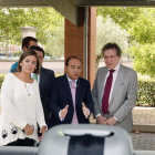 Los consejeros de Familia y Presidencia, ayer, en el acto de entrega de los nuevos vehículos.